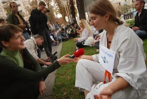 The first flashmob parade “Peace as the Goal. Culture as the Means. Force for Peace”: photo 8 of 47
