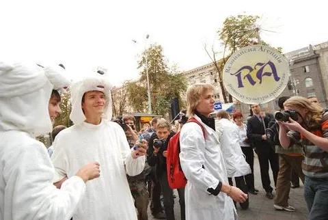 The first flashmob parade “Peace as the Goal. Culture as the Means. Force for Peace”: photo 32 of 47